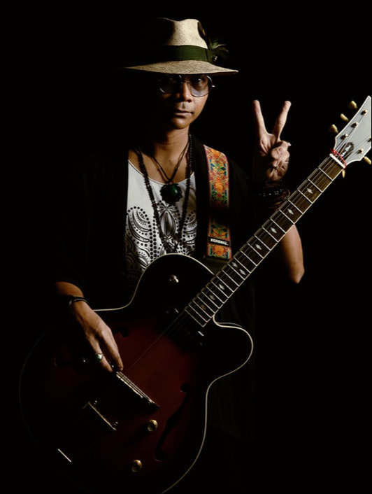 Mellow Blues is a modern day hippie. Some call it neo hippie. He believe in peace, love and guitars. He plays bluesy psychedelic music and teaches blues and jam band guitar lessons online.